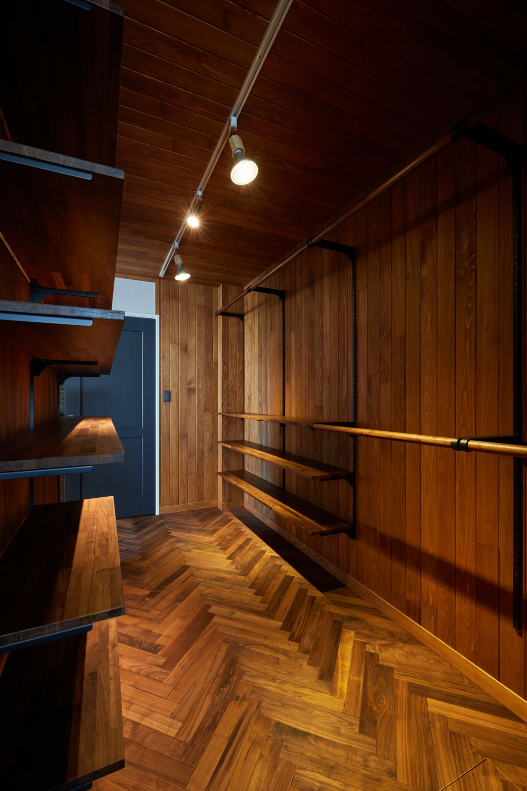 通り抜けができる寝室のウォークインクローゼット。見せる収納でセレクトショップのようなレイアウトになっている