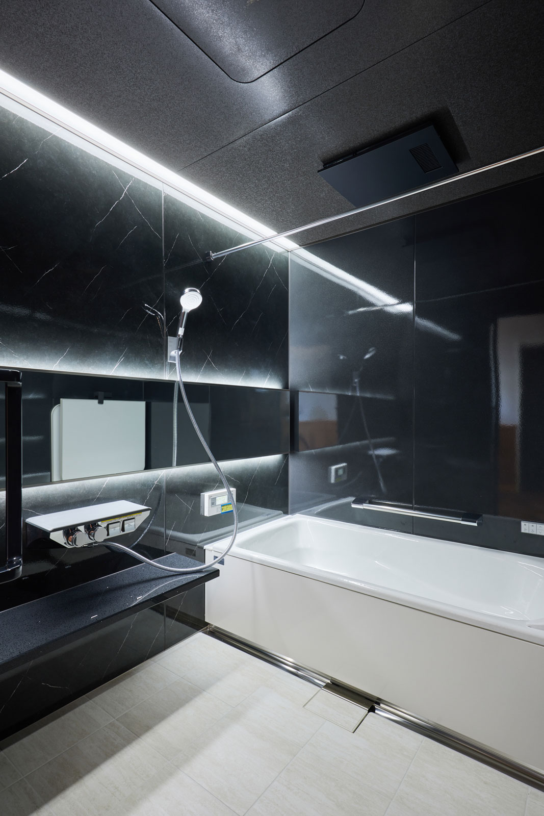 浴室は他の空間とはガラッと変わって、ブラック＆ホワイトでホテルライクな雰囲気