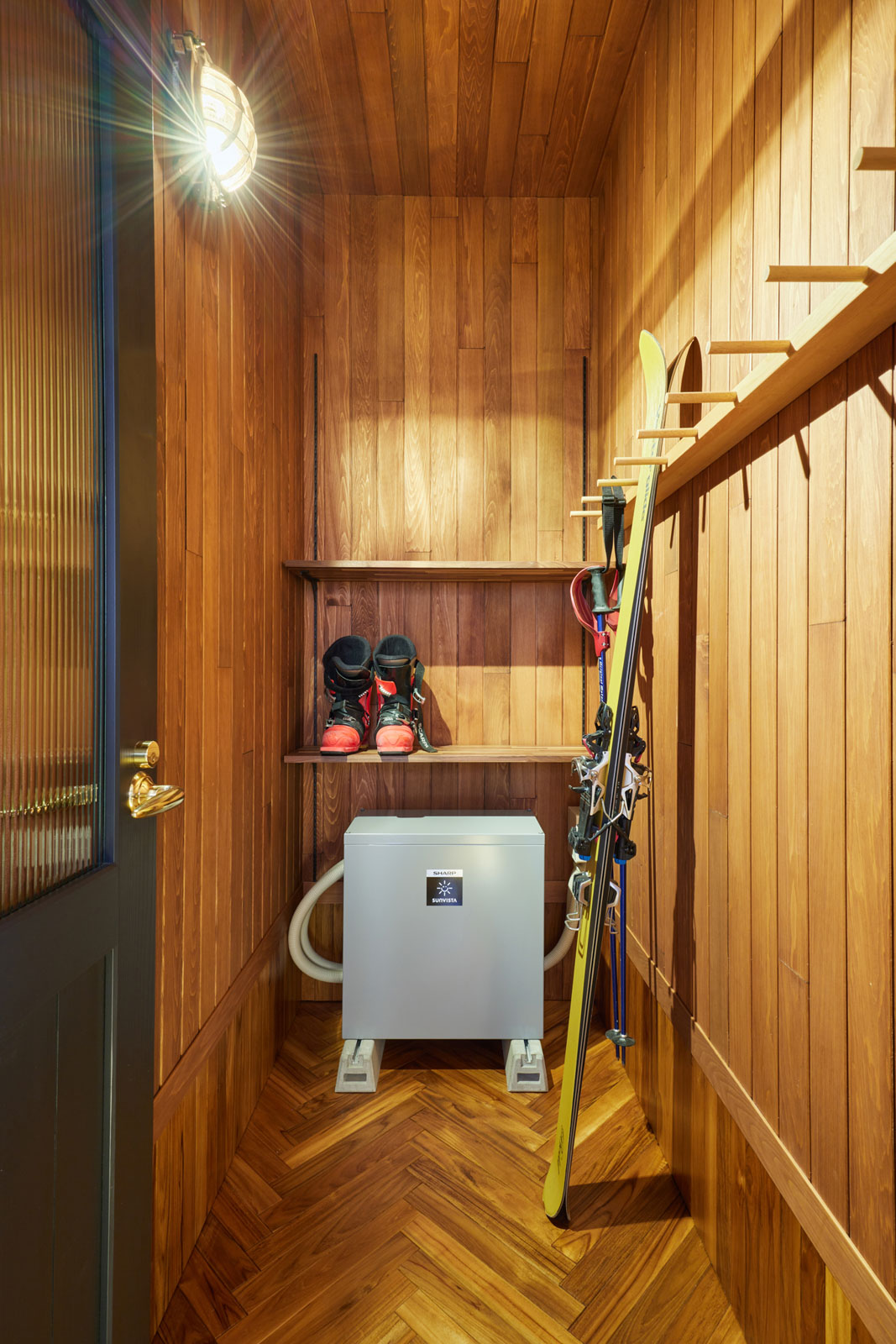 シューズクロークには、Mさんがコレクションしているスキー道具を並べる予定