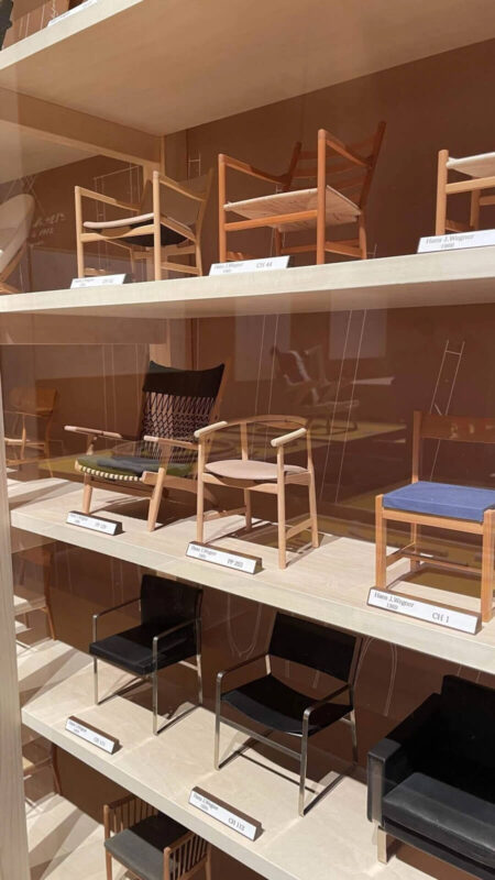 多数の椅子のミニチュアも展示されていた。これだけの数を製作するのにかかった年月を想像するだけで鳥肌が立つ