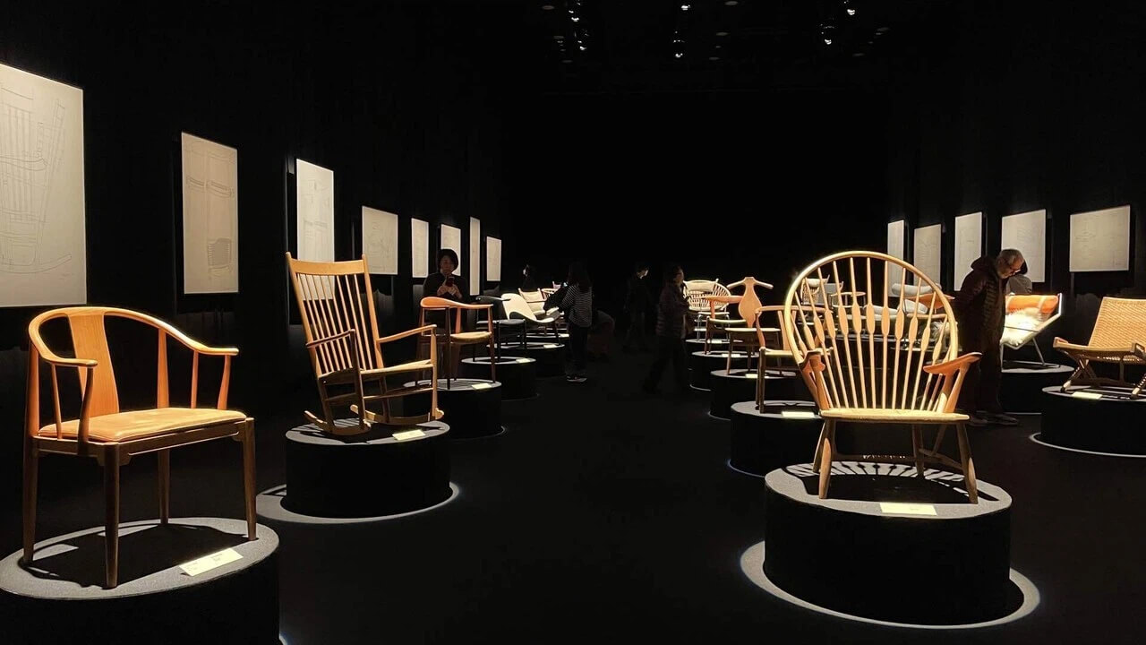 漆黒の空間に浮かび上がる美しい椅子の数々