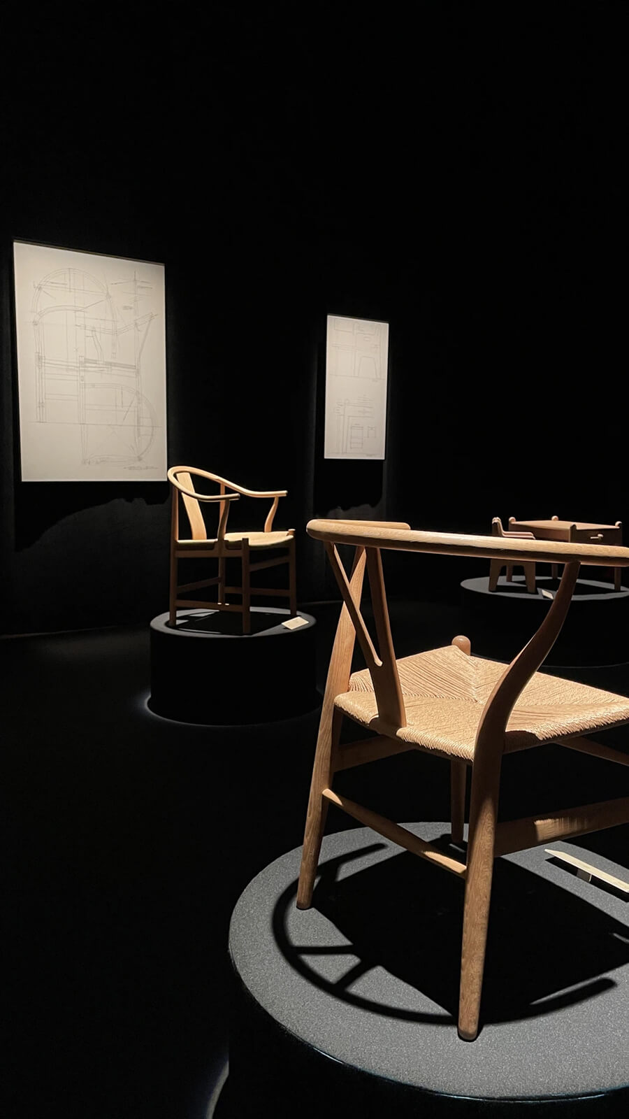 チャイニーズチェアとYチェアの親子?兄弟?がならんでいるところは反復横跳びさながらのステップを踏んで何往復もしまった(本当に)