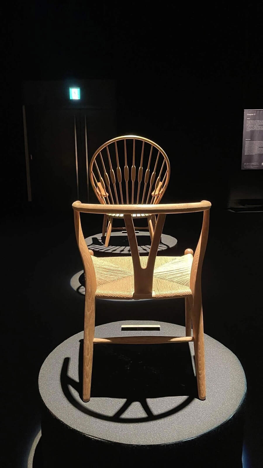 向き合って展示されていた「Yチェア」と「ピーコックチェア」