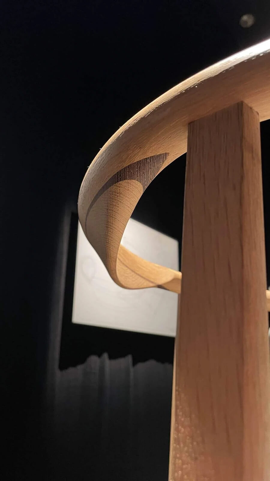 少し下からのぞいて見ても造形が美しいアームチェア「PP203」