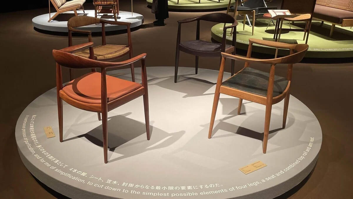 異なる素材で彩られたザ・チェアの円陣なんて、もう一生見られるものではない