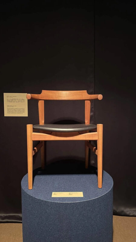 織田先生が第1回「ハンス・ウェグナー賞」を受賞した際に贈られたトロフィーチェアに見送られて、会場を後に