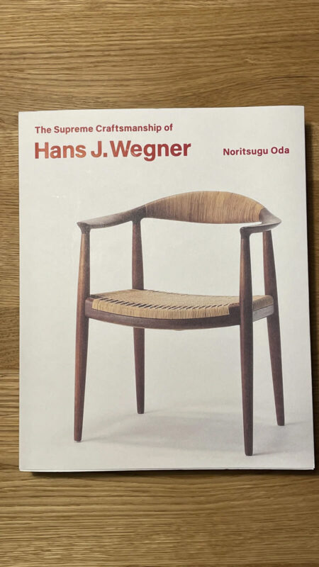図録は、今回の展示では語られなかったウェグナーとメーカーの背景が詰まった「小説」のような大作