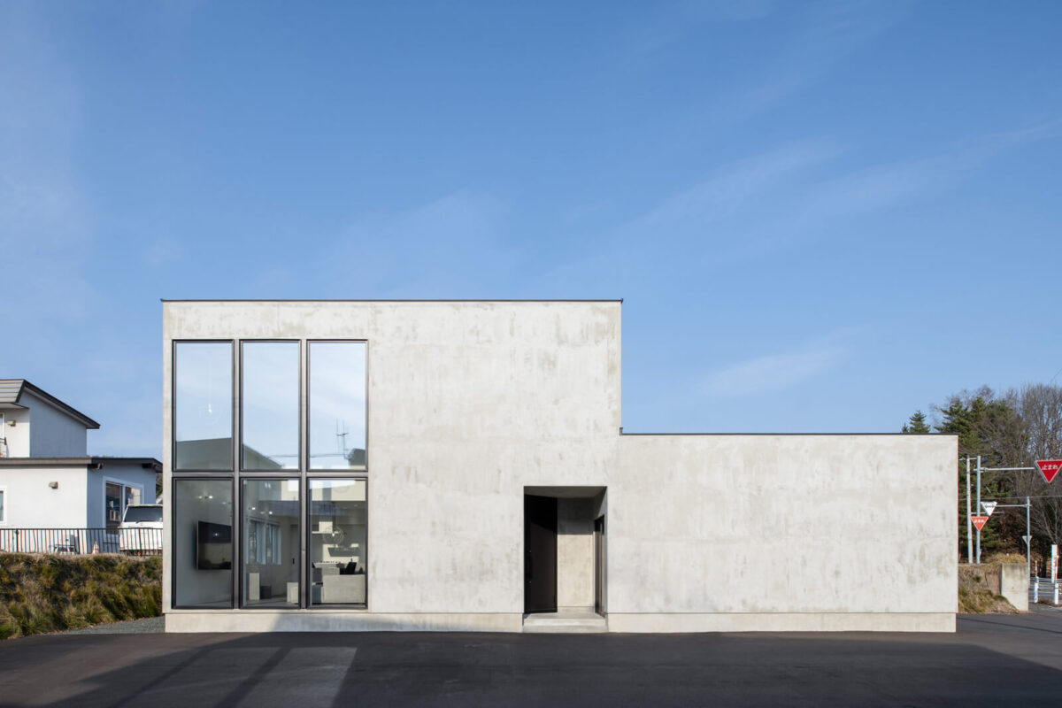 住居側は上下階にわたる大きな窓が、ファサードにインパクトをもたらす