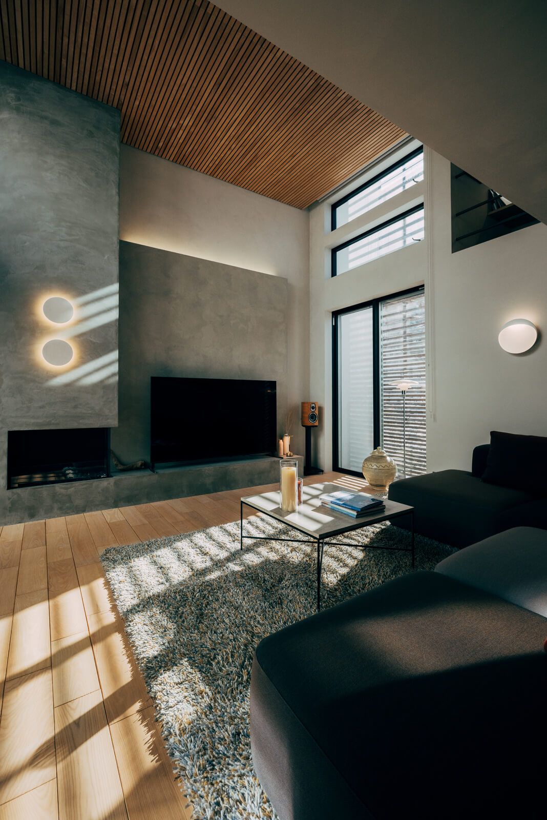 ダイニング・キッチンは19.5帖。上品でなめらかな白い壁は全面が白洲漆喰仕上げ。白洲漆喰とは南九州産の火山灰「シラス」と伝統的な漆喰を混ぜ合わせた塗り壁材で、優れた調湿・消臭・空気清浄効果を持つ