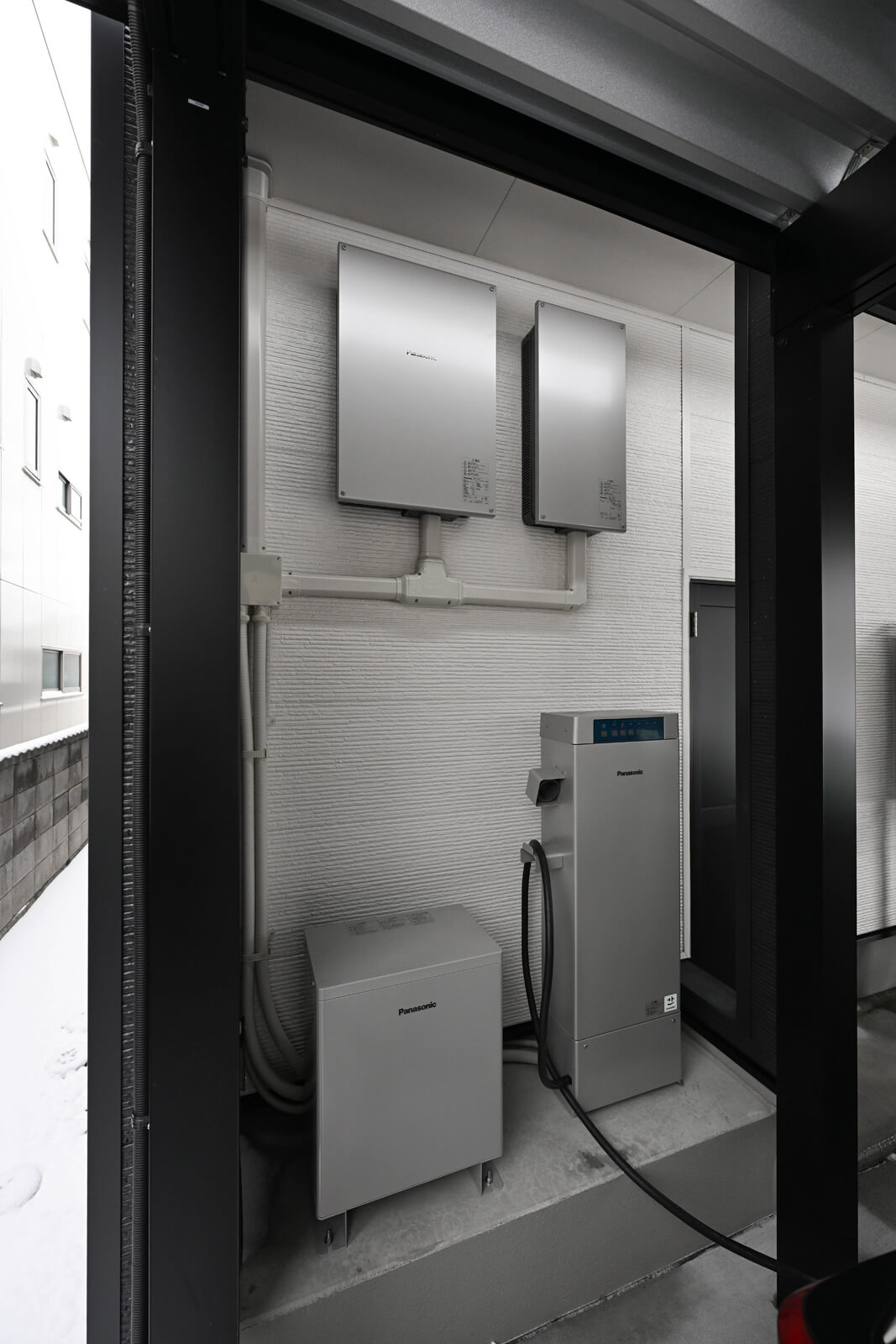 太陽光発電のパワーコンディショナーや蓄電池(6.4kWh)、V2Hなどが1ヵ所にまとまっている