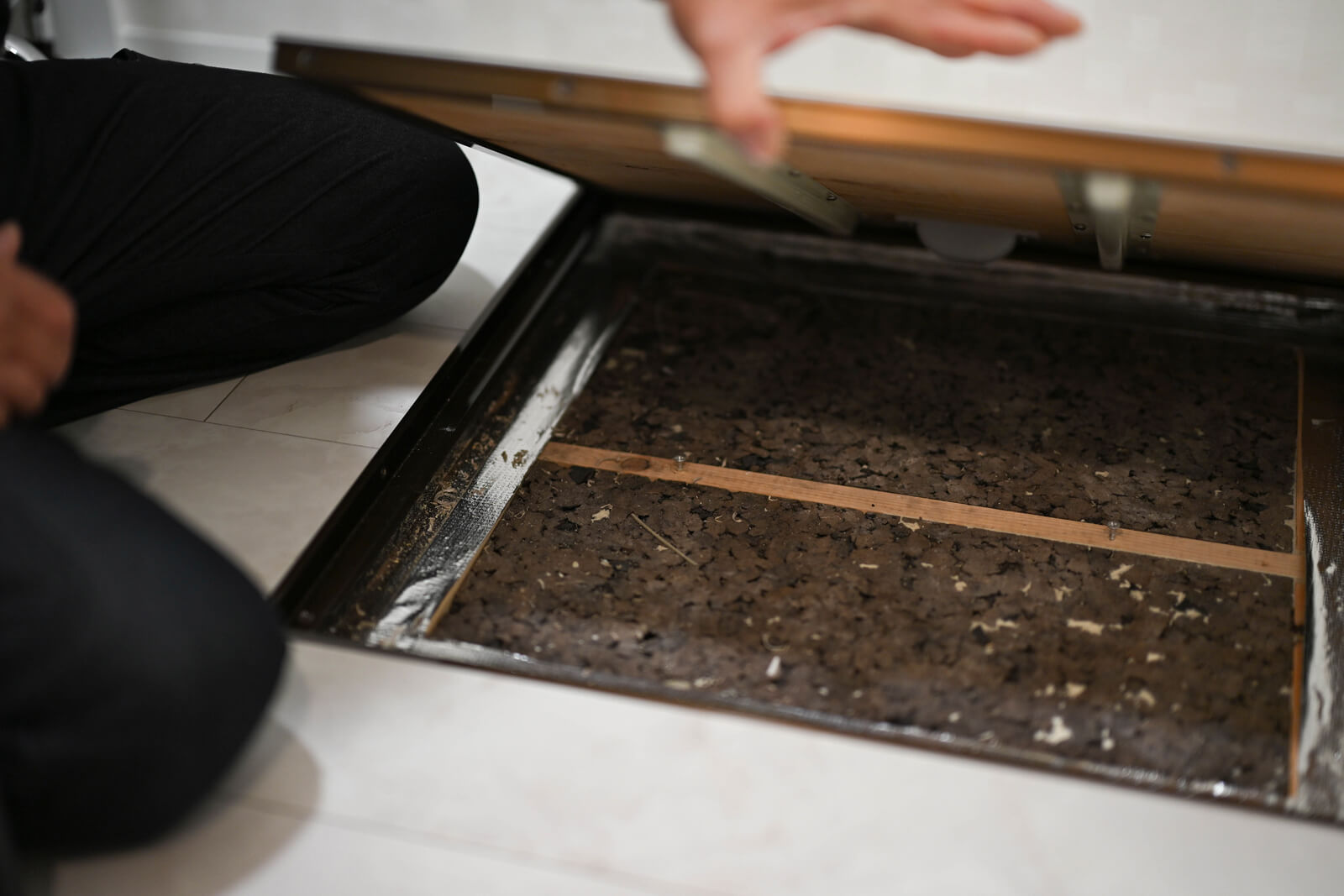 ジョイ・コス住宅システムが独自に開発した炭化コルク断熱パネル。高い断熱性と耐水性のほかに、耐害虫性、吸音効果、調湿効果、消臭効果などがある。床断熱なので、基礎断熱よりも床の表面が温まりやすいこともメリット