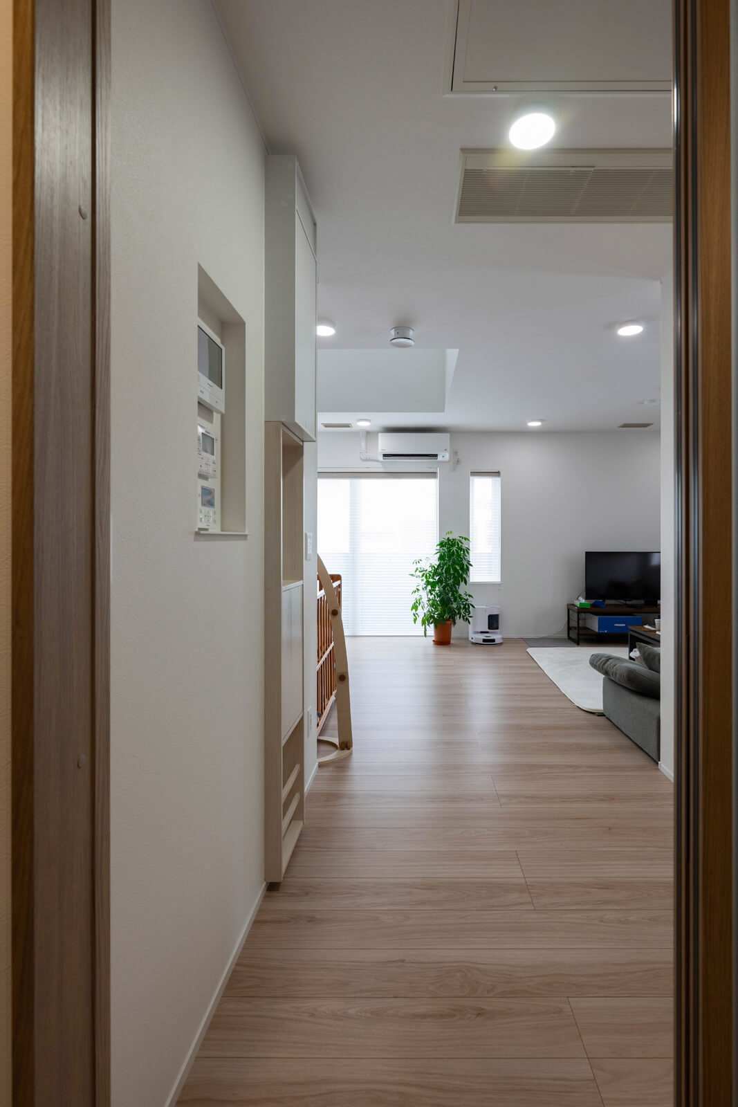 10帖用の天井埋め込み型ダクト式エアコンをメインの暖冷房に採用。補助として6帖用の壁付けエアコンもある。高い性能のおかげで、厳冬期以外は補助用のエアコンだけで家中が暖かい