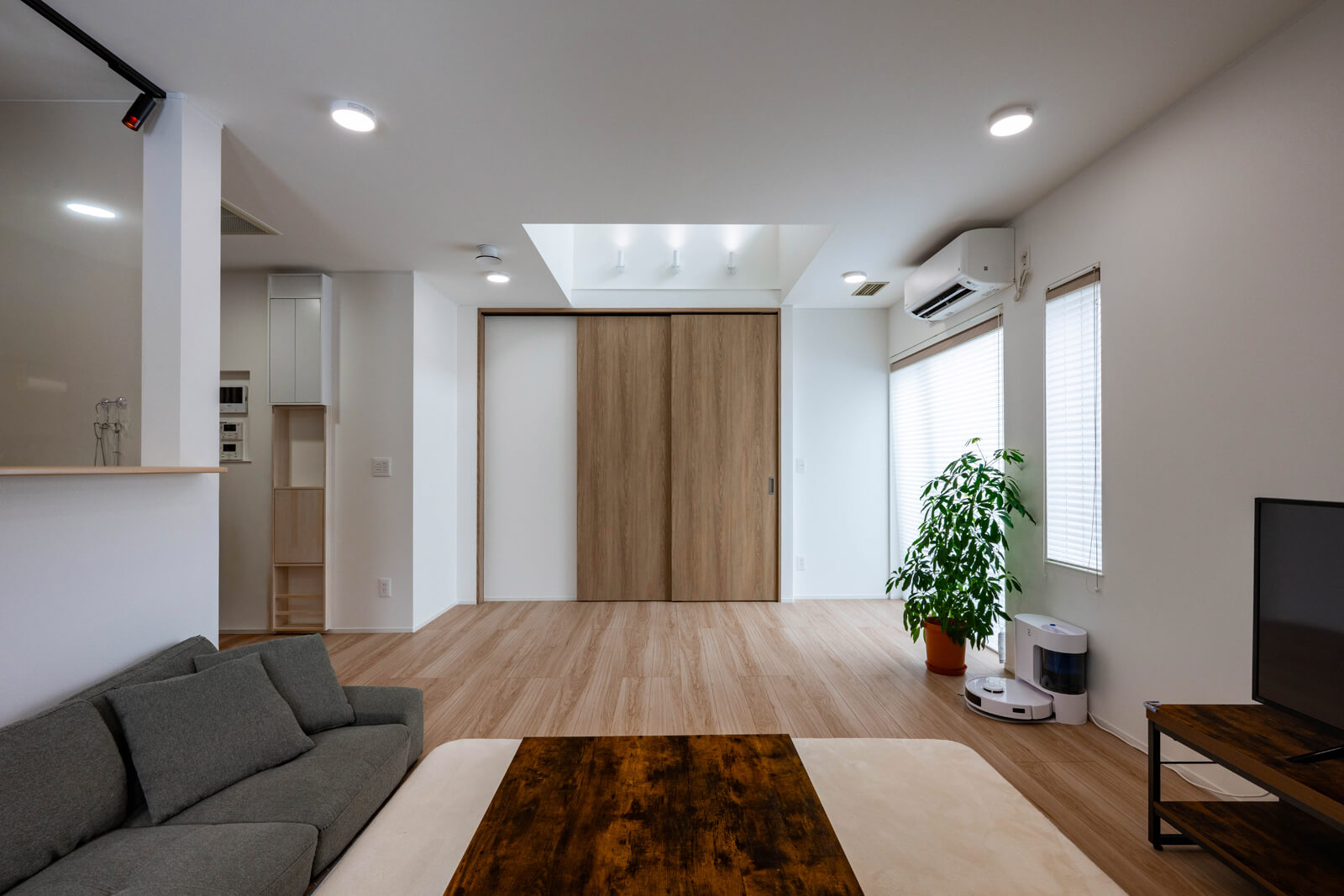 南向きのリビングは吹き抜けもあり明るい。吹き抜けは明かりとりの役割に加え、室内の空気や温度の循環も助ける