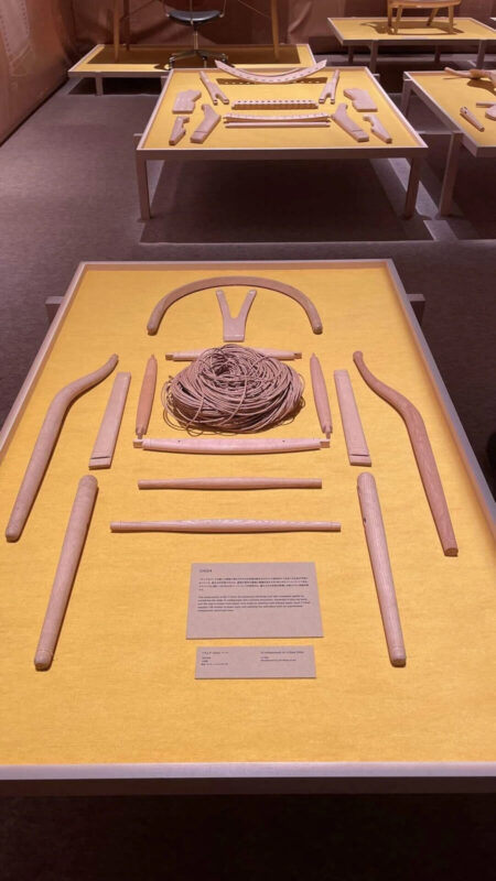 パーツごとに並べられたYチェア。心なしか人のカタチをしているように見えた