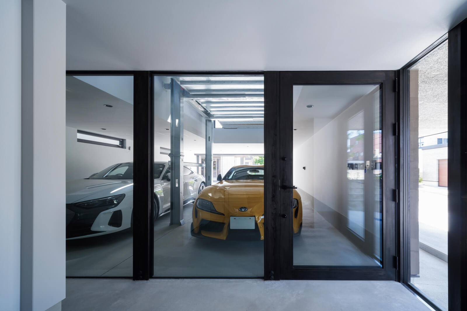 広いガレージを眺めながら室内へ至る1階アプローチ