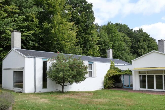 白を基調とした外観。庭は背面の木々の色とのバランスを考え、あえてシンプルに整えられていて、この前に立つと品性というか、静けさを感じた