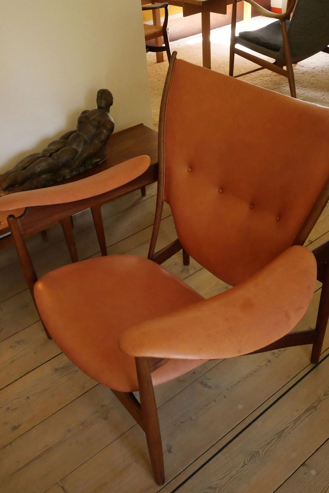 暖炉の前に置かれていたChieftain Chair。レザーの育ち方がたまらない