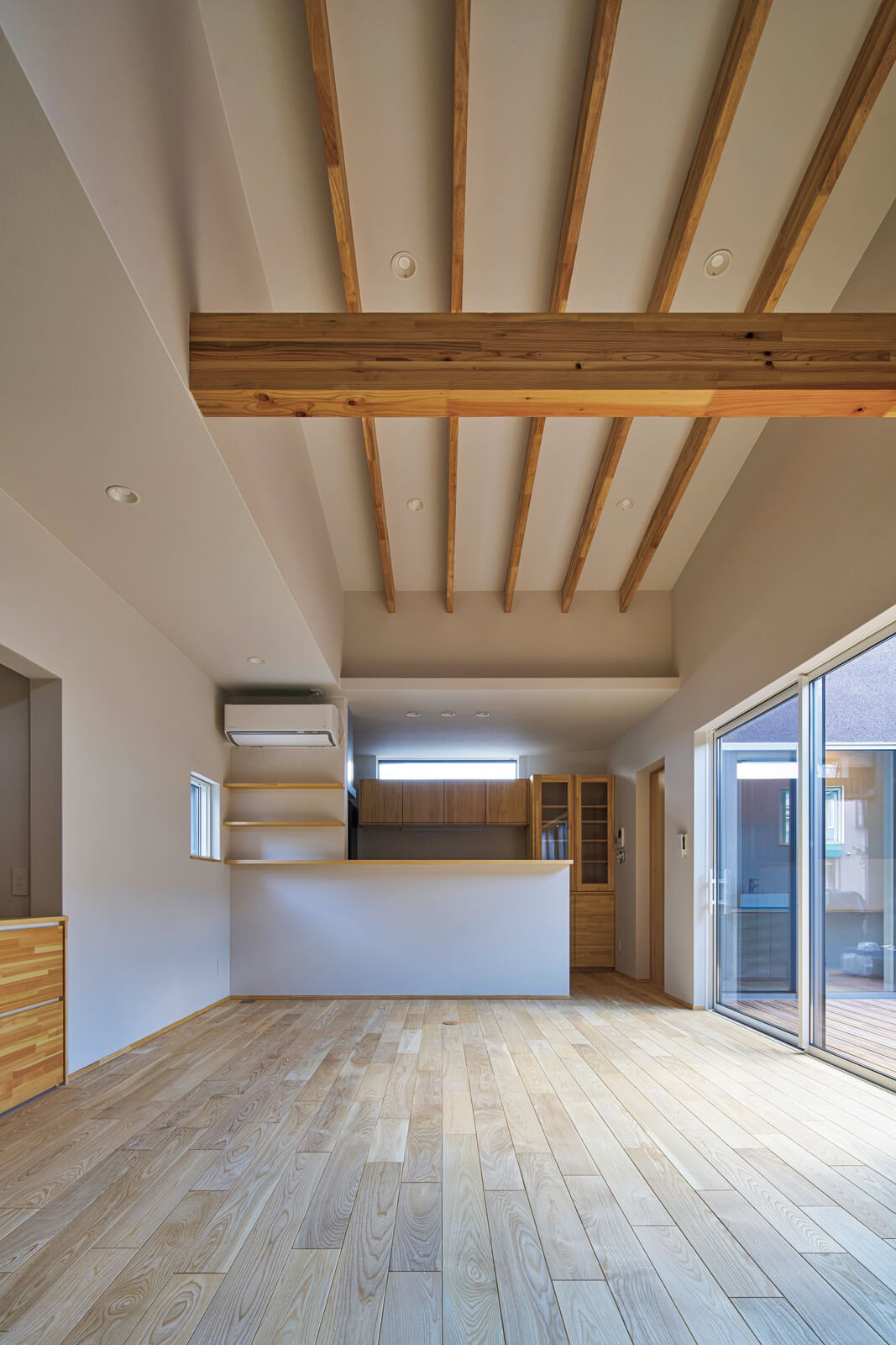 ダイナミックな吹き抜けが心地よいリビング・ダイニング。南側の開口部はウッドデッキにつながる