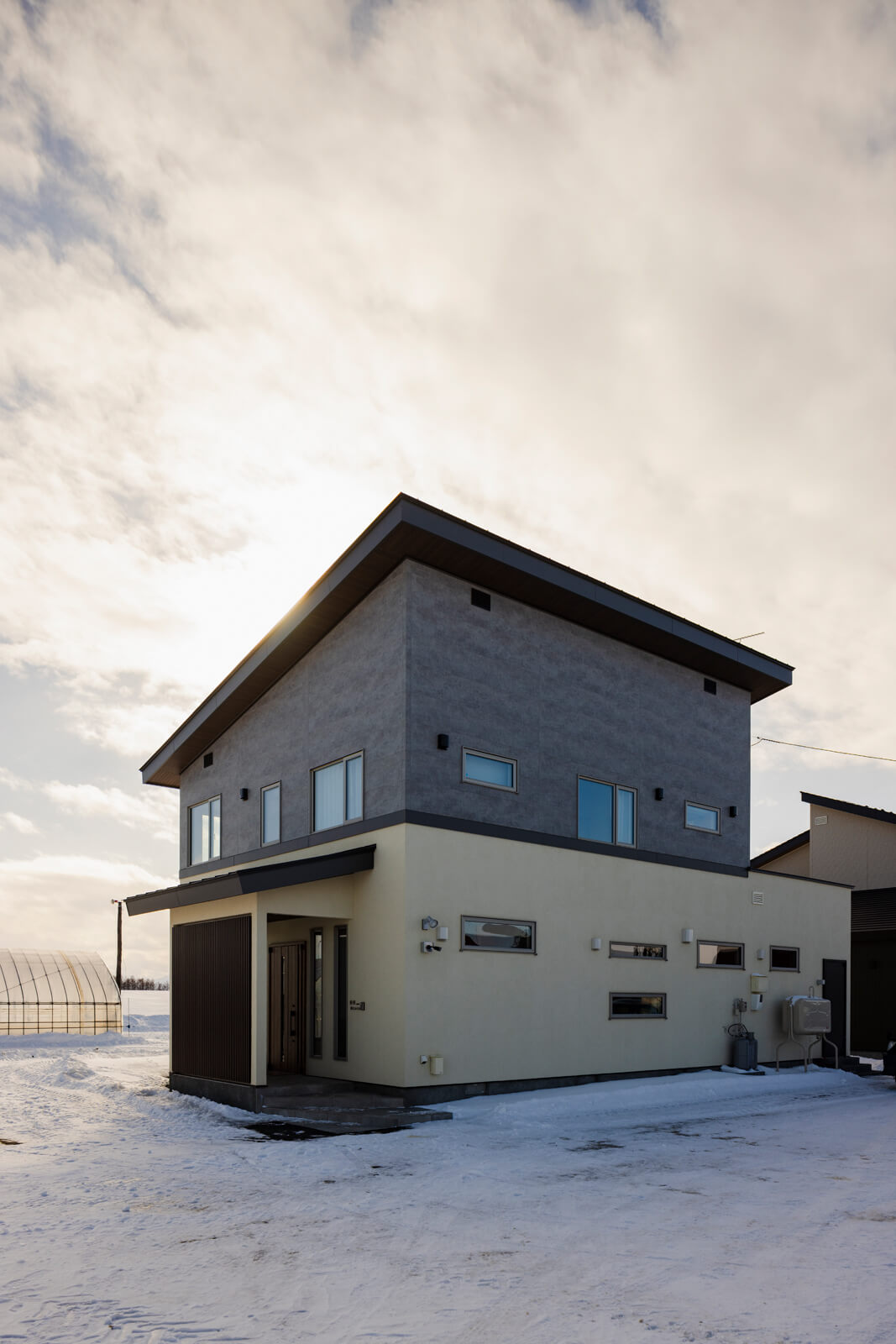 外壁の北面、玄関まわりには窯業系サイディングを採用。右手奥には農家玄関がある