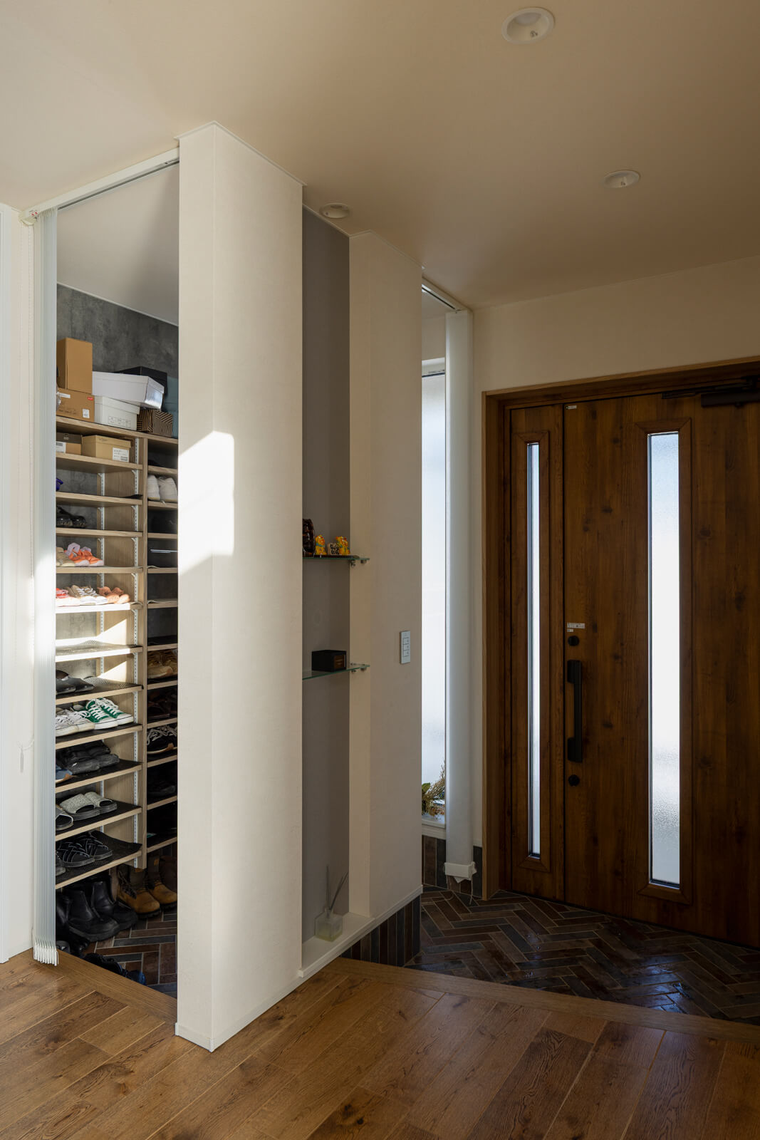 玄関にはシューズクロークを造作し、パントリーへも直接つながる2WAY動線を採用