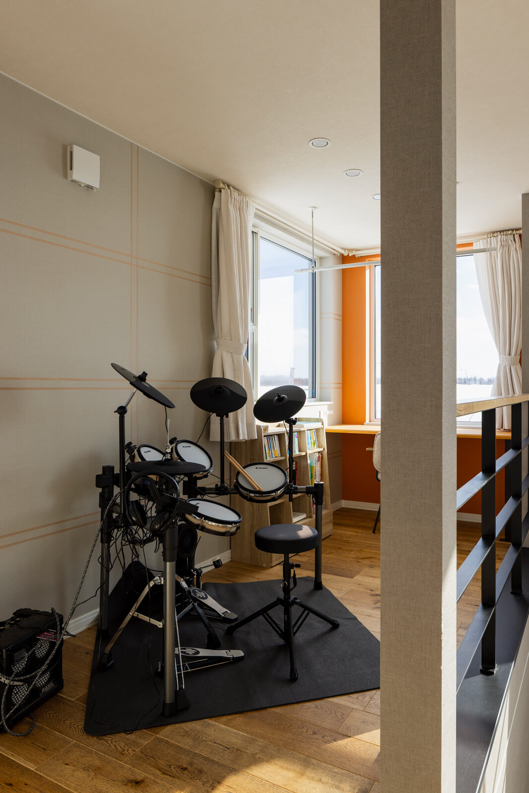 2階ホールには、奥さんが趣味のドラムを楽しめる遊び心あるスペースを設けた。窓辺にはカウンターデスクも造作