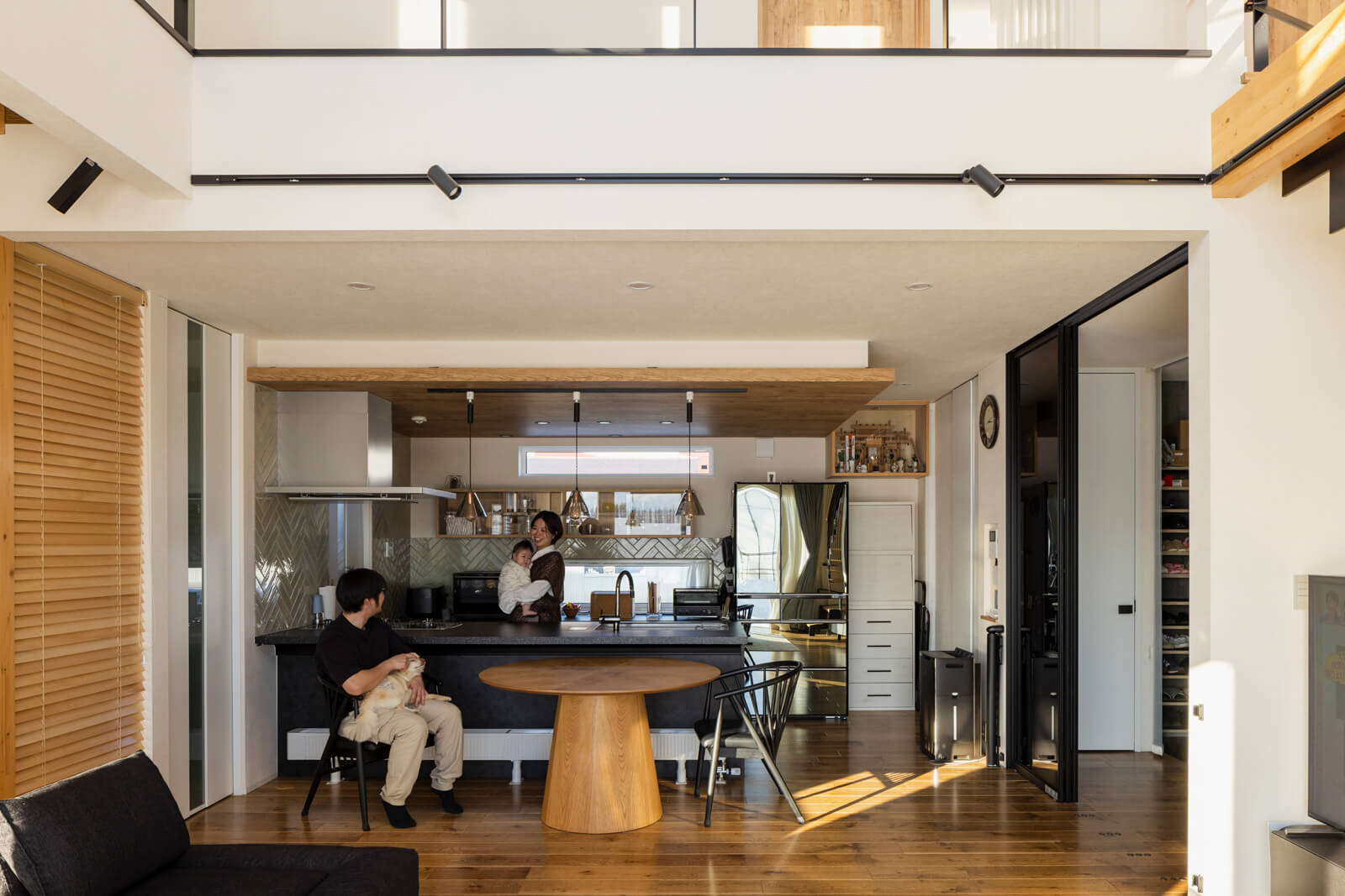 大きな吹き抜けを設けたワンルームスタイルのLDKは開放感たっぷり。キッチン右手はパントリー、左手はKさんのシカ肉加工スペース、農家玄関につながっている