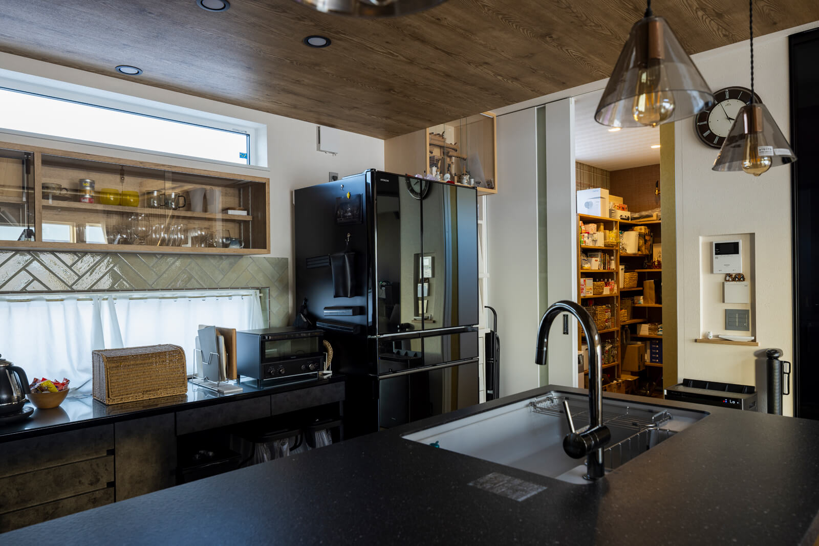 キッチンの横には玄関へつながる大容量のパントリーを配置。「スーパーも飲食店も近くにないので、食の保管場所にもこだわりました」と奥さん