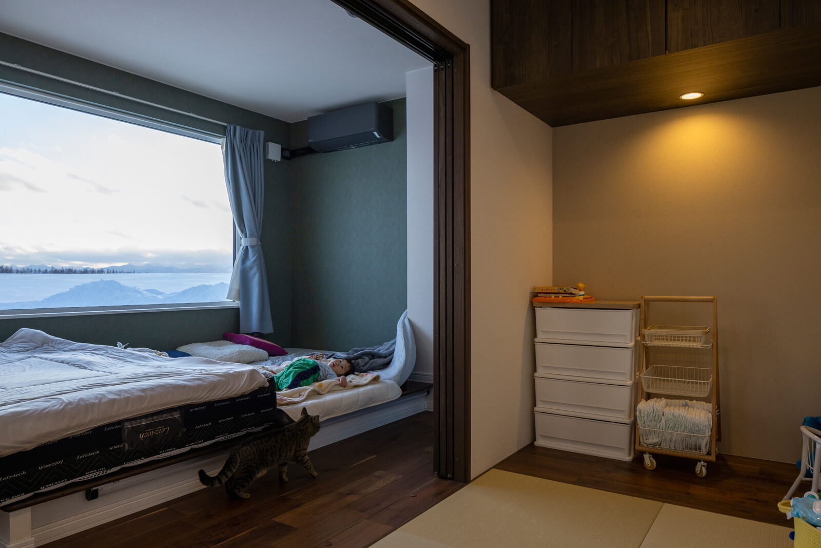 リビングと寝室に隣接する小さな和室は将来、仏間として活用する予定。現在は小さな子どもの遊び場やお昼寝、おむつ替えの場として利用している