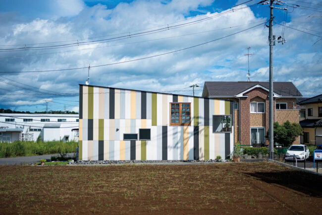 8色をランダムに組み合わせたモザイク柄のサイディングは、まるでカフェや雑貨店を思わせる個性的なデザイン