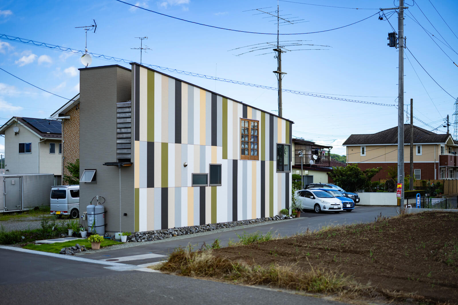 建物の間口は1間半。敷地の長辺は33ｍあり、車2台分の駐車スペースも確保