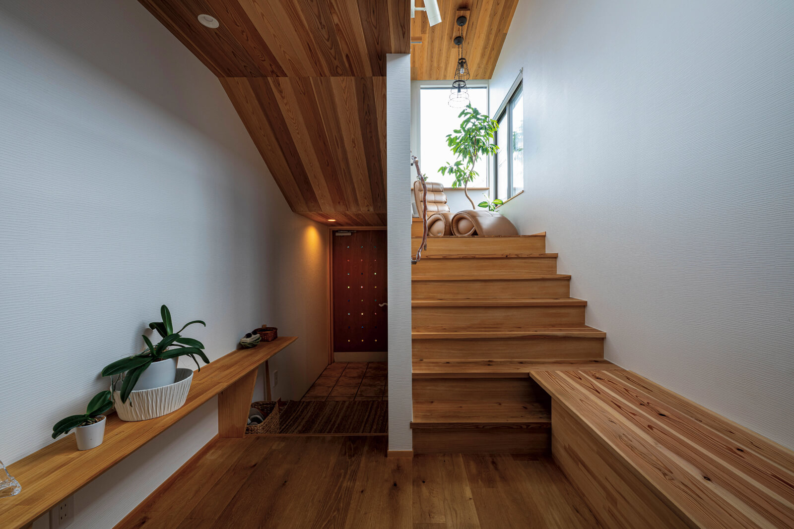 1階と2階はスキップフロアで緩やかにつながる。大人数が集まるときには、階段をベンチのように使える