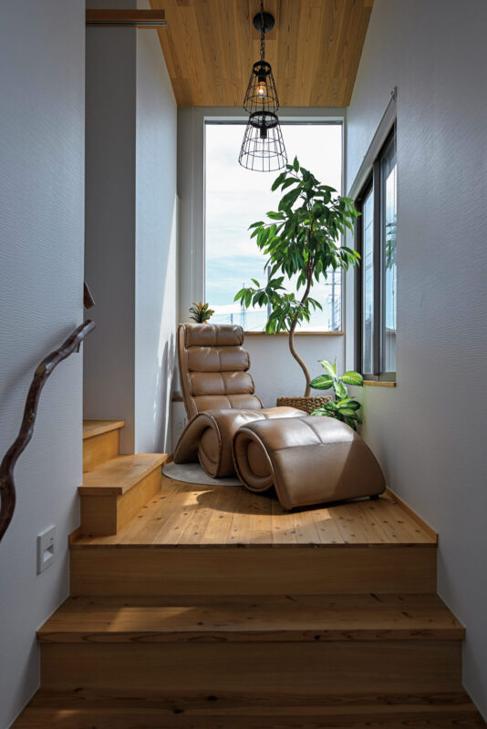 中二階に設けた東面と南面の大開口からの採光で、屋内の明るさを確保。プラン作成時に花火大会のことを知り、東側の大窓を提案した