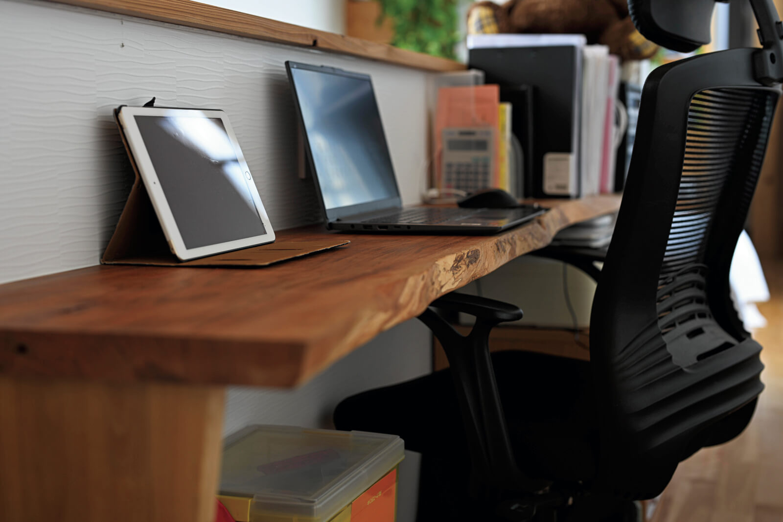 2階廊下に設けられたワークスペース。壁が低くて見通しが良く、明るくて読書やデスクワークに集中しやすい