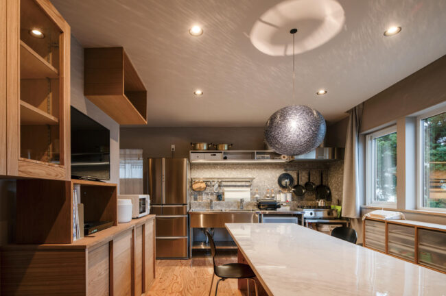 大切な家族の歴史と暮らしの楽しみを詰め込んだミニマルな田園の家