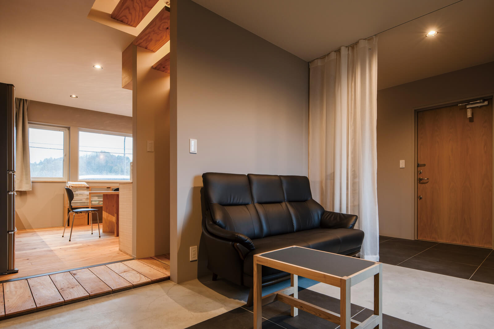 玄関ホールからそのままつながる土間仕様のリビングは、水まわりやトイレとも動線がつながり、カーテンで玄関と間仕切りができる