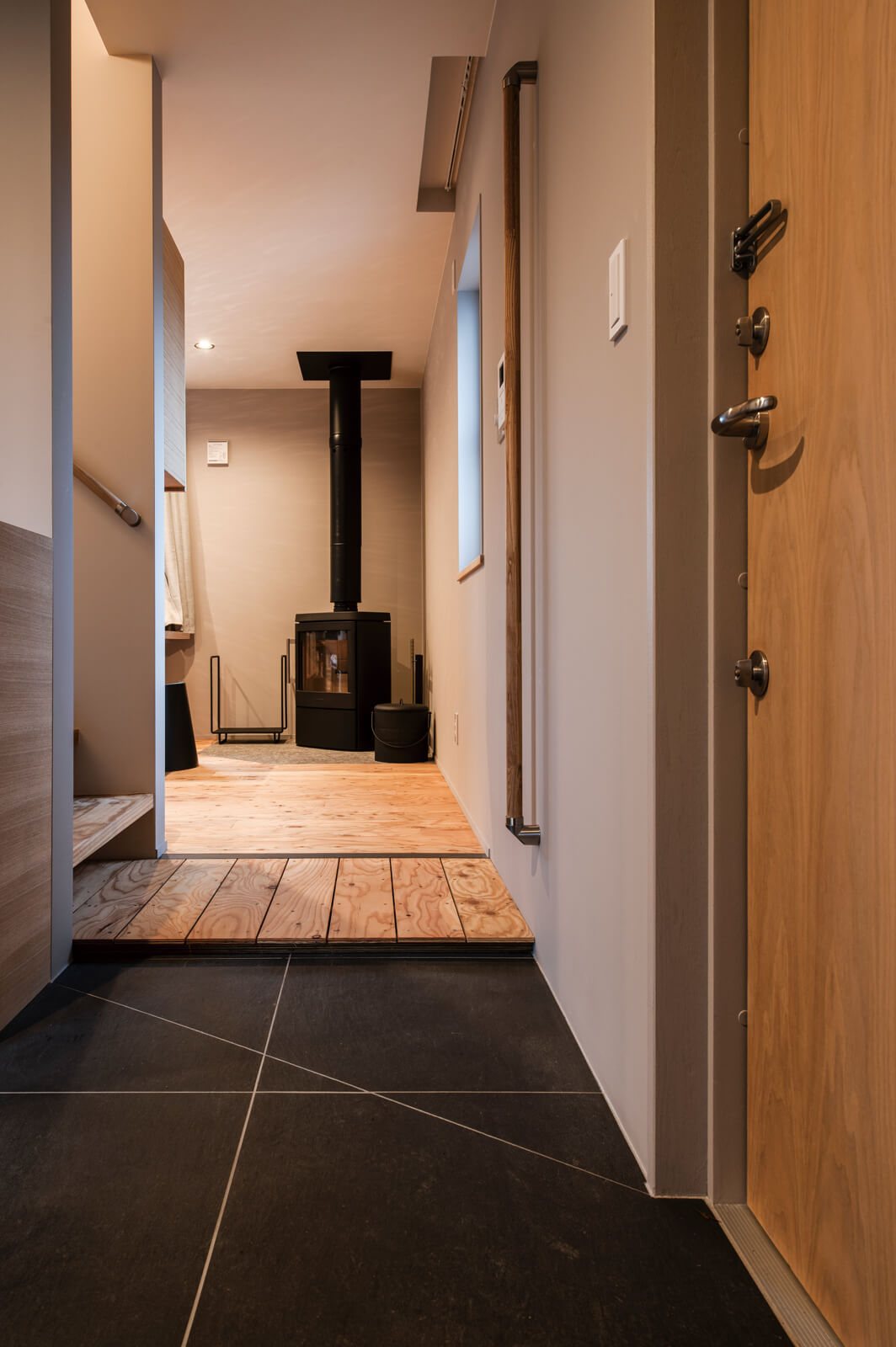 玄関土間はダイニング・キッチンにもそのままつながる。Aさん念願の薪ストーブは、ダイニングの一角に設置された