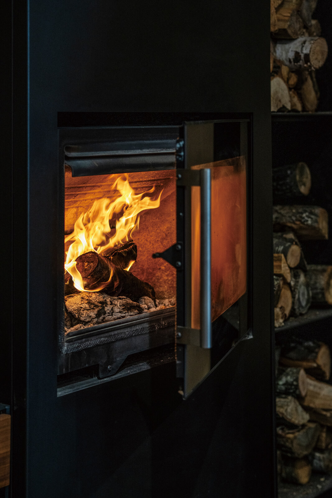 薪のはぜる音、揺らめく炎が、ゴルフ場を利用するお客様にとっての魅力的な付加価値に