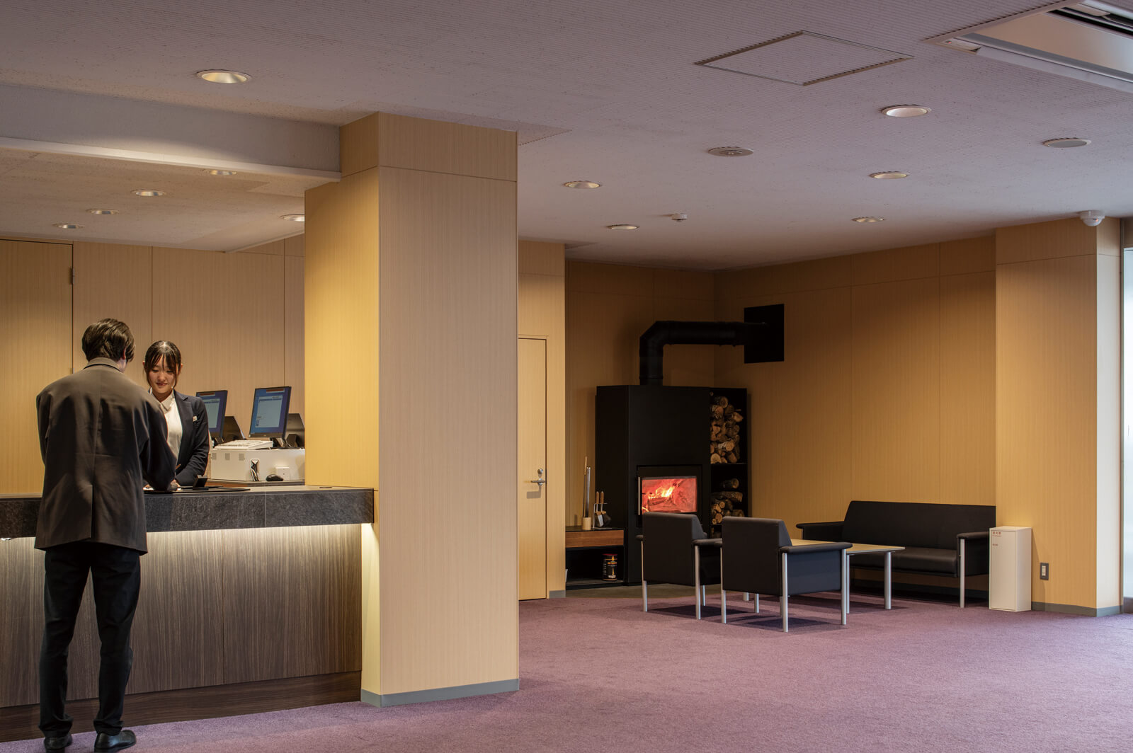 受付カウンター横の一角に鎮座する「HWAM 5530」。暖炉のような佇まいは格式あるクラブハウスになじんでいる