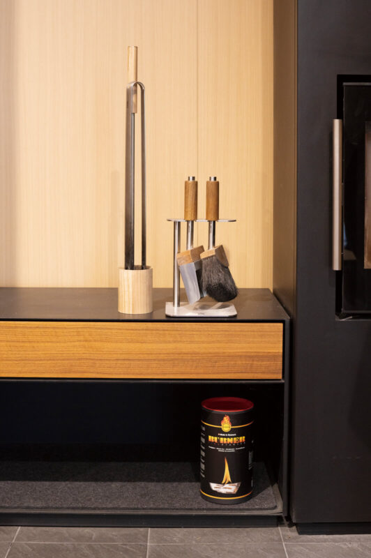 ベンチやツール類の置き場所として使えるベンチや、グローブなどを収納しておける引き出しもユニットとして組み合わせることができる