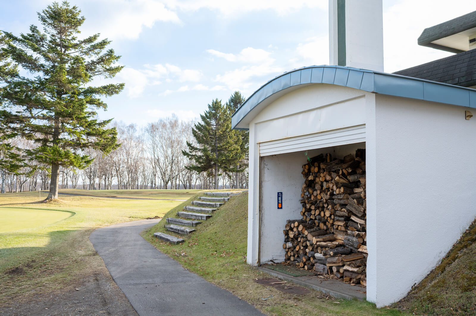 ゴルフボール保管庫を再利用した薪置き場