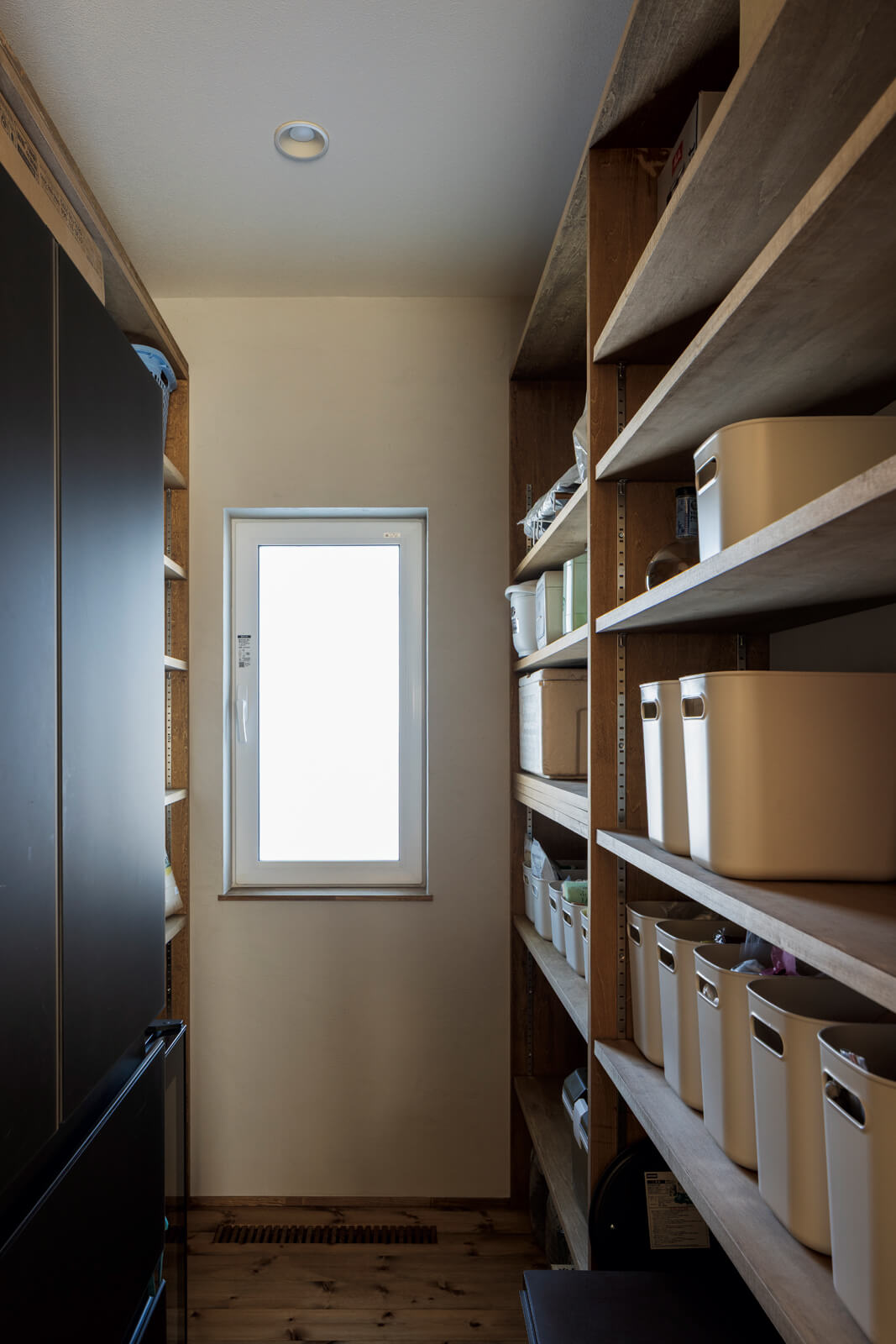 キッチン真横に奥さんが要望していたパントリーを設置。冷蔵庫から、ストック食材、畑の収穫物まで収まる懐深さが片付けのしやすいキッチンを実現
