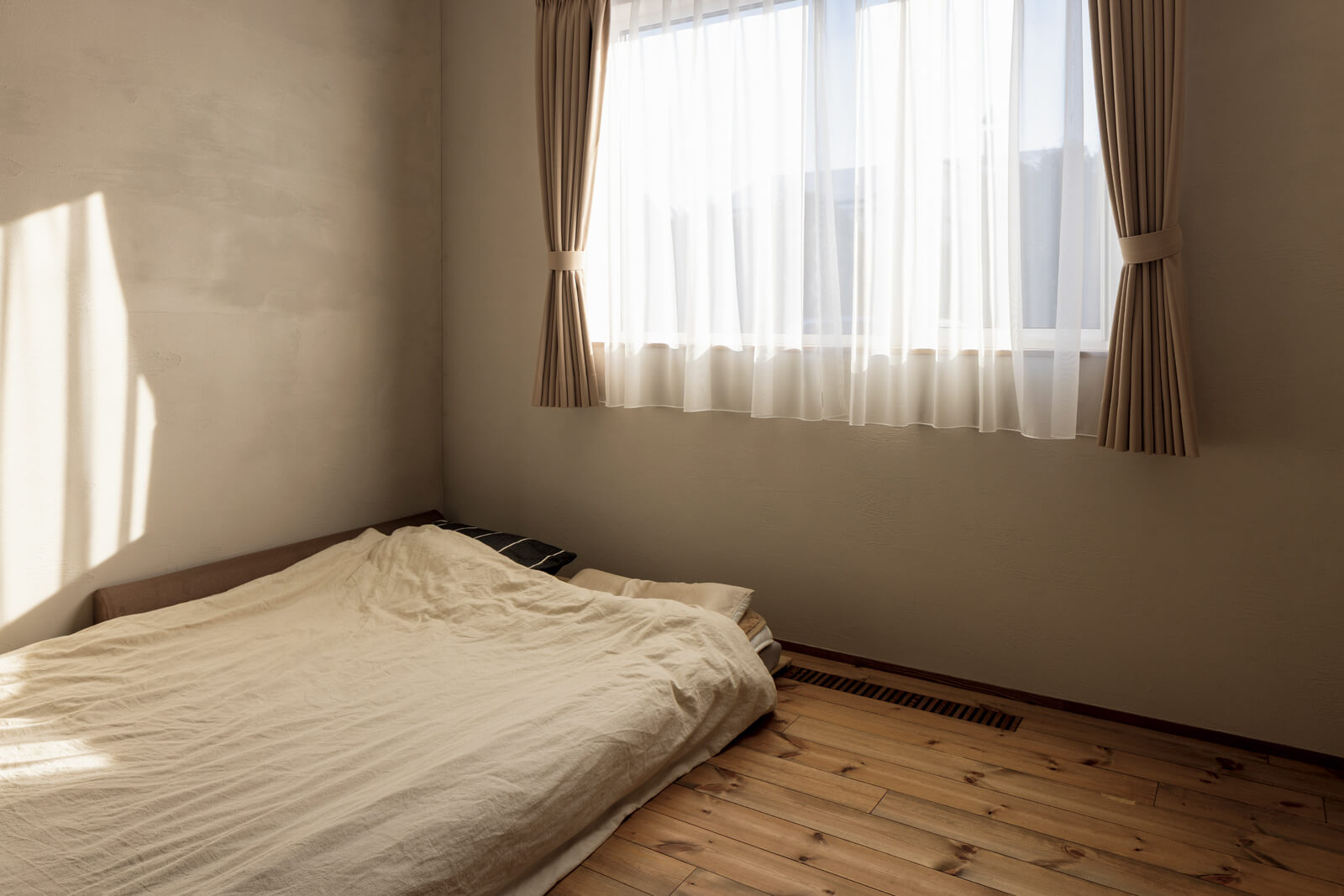 玄関ホールからつながる寝室にも床暖房を採用。オープンクローゼットも備える