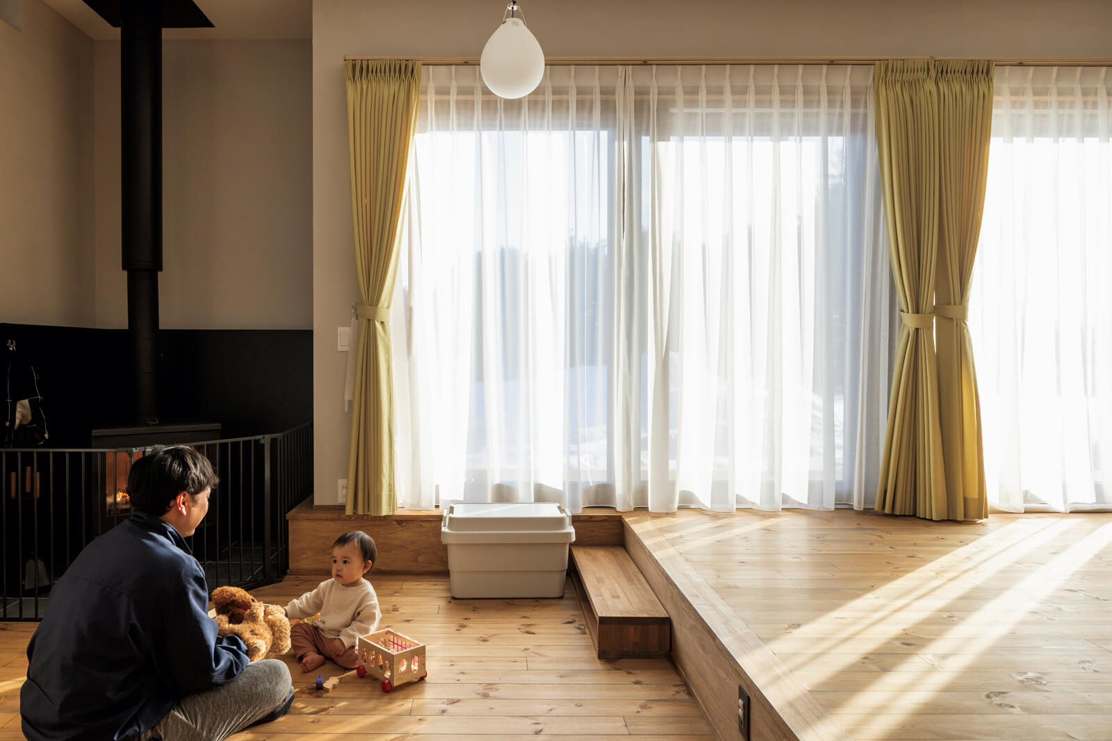 LDKには、ワイドスパンのスライディングサッシを採用。トリプルガラスを用い、断熱等級6をクリアした住宅性能との相乗効果で、心地よい温熱環境をキープできる。「ピットリビングは子どもと遊ぶのにもちょうどよく、足元が暖かで気に入っています」とOさん