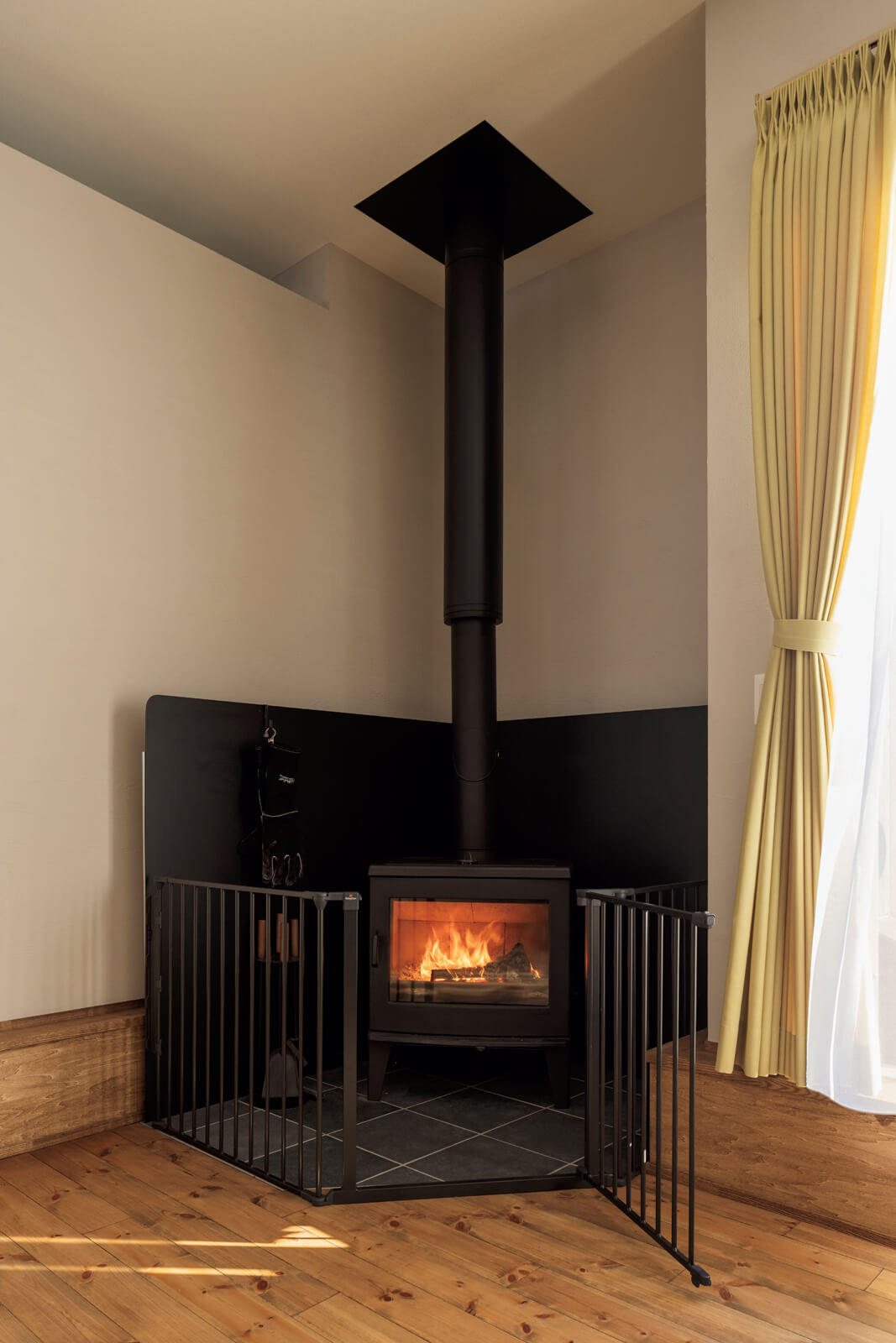 ピットリビングには、奥さんが主暖房にしたいと希望したヨツールの薪ストーブ「LEDA（レダ）」を設置。家族が集うリビング空間を薪火の炎が優しく暖める