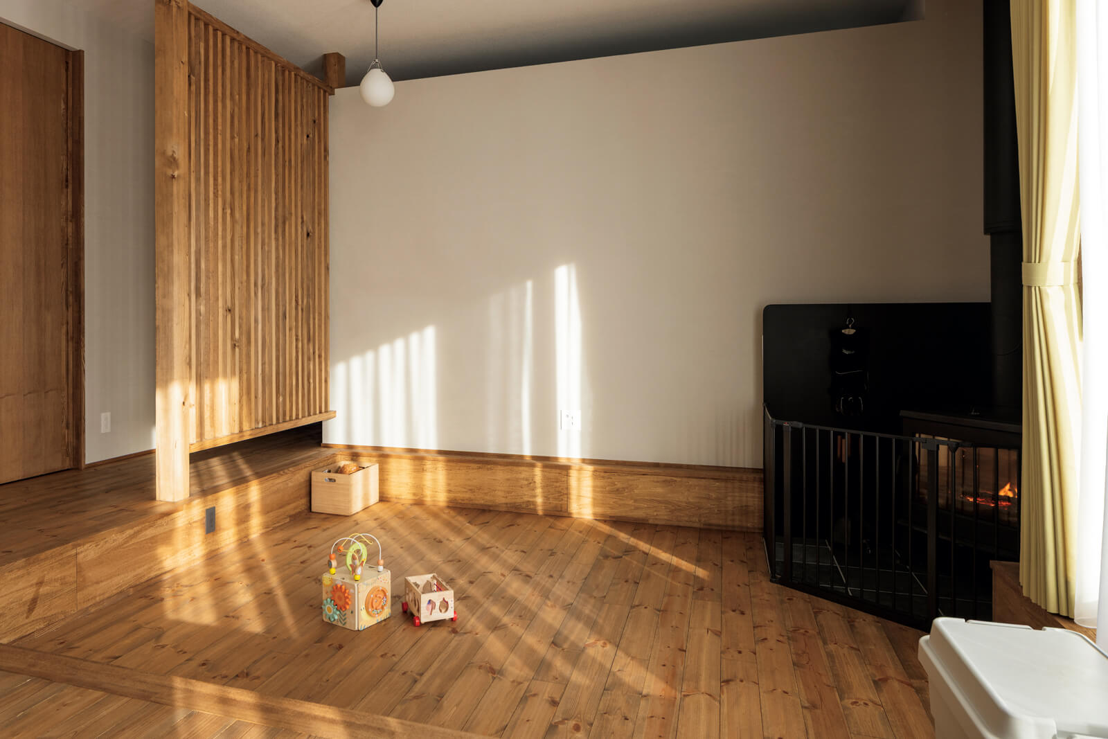 床高を30㎝下げたピットリビングは、段差を利用して大人数で腰かけることもでき、小さな子どものお昼寝にも便利