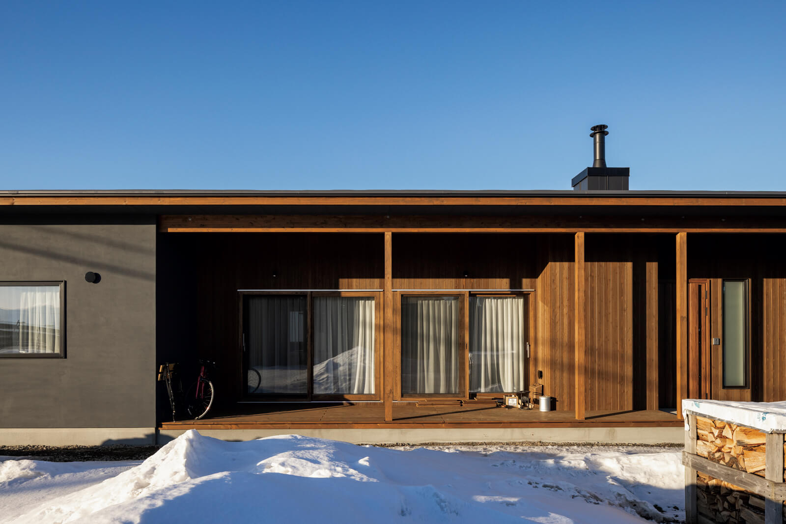 玄関ポーチの延長に濡れ縁風のウッドデッキを設えた。「今後、外構やカーポート、庭を整備し、子どもと一緒に庭のある暮らしを楽しみたいと思っています」と奥さん