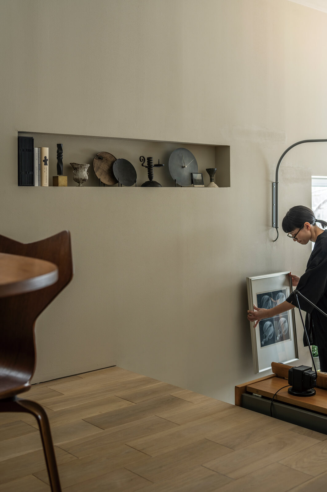 あえて壁厚をふかして設けたニッチには、佐々木さんのコレクションがぴったりと収まっている