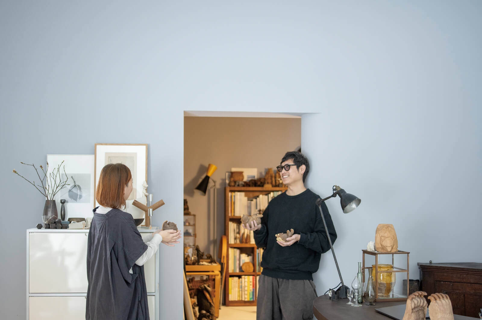 この家に暮らす写真家の佐々木育弥さん（写真右）