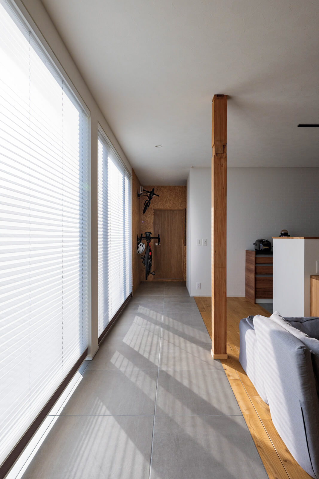 機能と美しさを両立した土間スペース。コンクリートではなく、ひび割れしにくいタイル仕上げとした