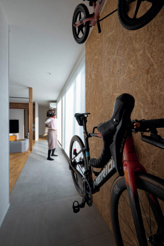 土足OKの土間のため、ロードバイクの出し入れも気兼ねなくできて、日常の延長のようにフットワーク軽くツーリングを楽しめる